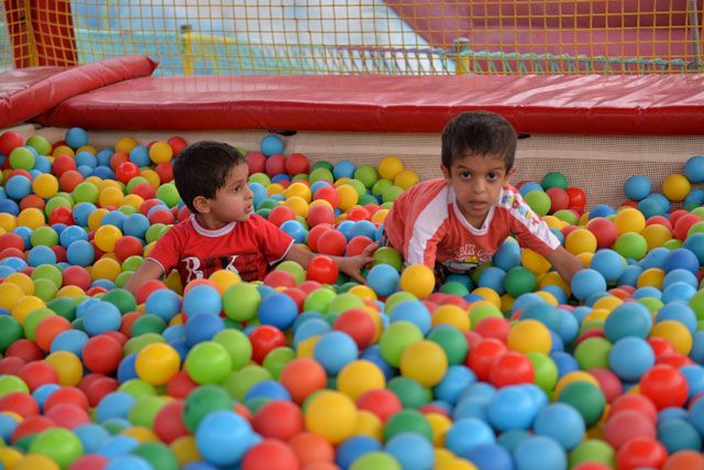 يقصد البحرينيون مع عوائلهم الحدائق والمنتزهات للاستمتاع بأيام العيد السعيدة - تصوير : أحمد آل حيدر - باقر الكامل