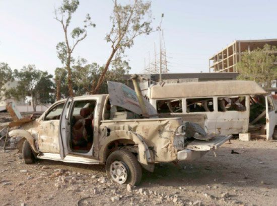 سيارة مدمرة إثر المواجهات في أحد شوارع بنغازي    - reuters