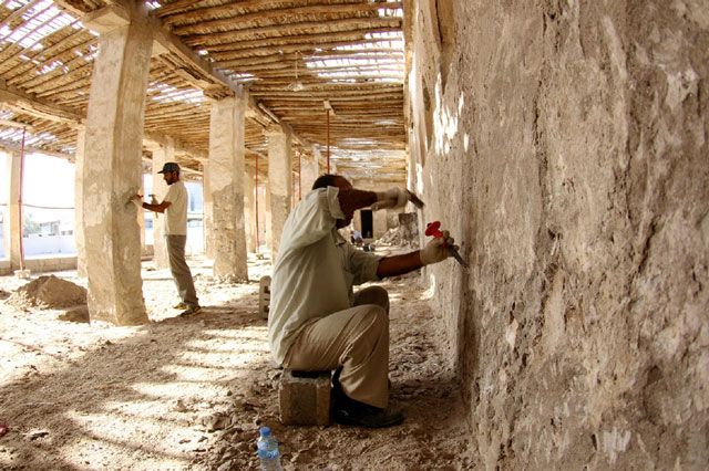 أعمال الترميم في جامع بوري القديم - تصوير : محمد الجدحفصي