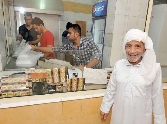 أيادٍ بحرينية امتهنت فن الطبخ سعياً وراء توفير لقمة العيش-تصوير عقيل الفردان