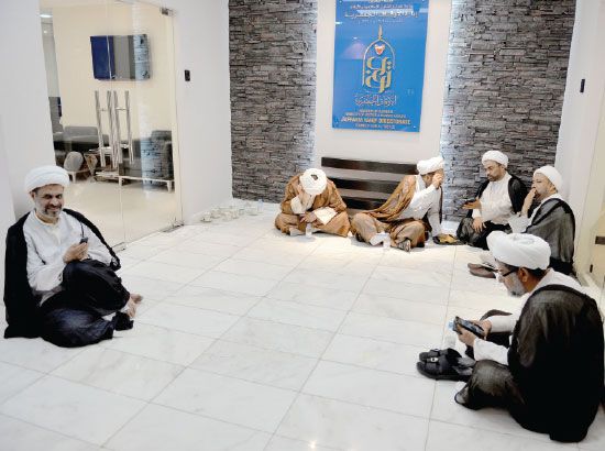 أئمة مساجد جلسوا داخل مبنى إدارة الأوقاف الجعفرية  - تصوير أحمد آل حيدر