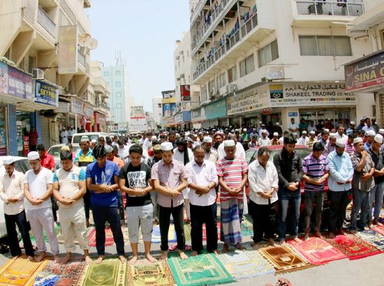 حشود المقيمين تؤدي صلاة الجمعة في المنامة