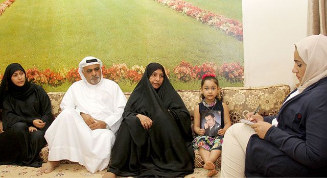 عائلة حامد جعفر تتحدث إلى «الوسط» عن ابنها الذي أسقطت جنسيته البحرينية - تصوير : محمد المخرق
