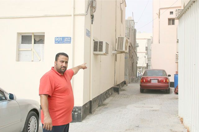 أحد المواطنين يشير إلى المدخل الذي تنوي الوزارة إغلاقه
