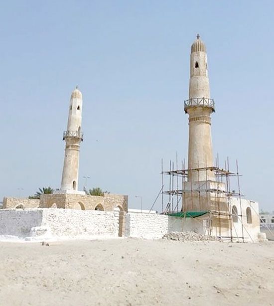 أعمال الترميم في إحدى منارتي المسجد