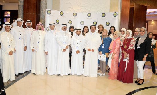 السفير الكويتي في البحرين متوسطاً مجموعة من الشباب المشاركين في الورشة - تصوير عقيل الفردان