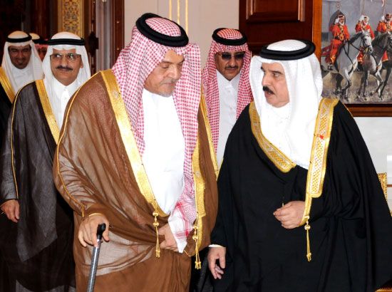 عاهل البلاد مستقبلاً الوفد السعودي برئاسة الأمير سعود الفيصل