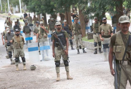 جنود باكستانيون يحرسون الطريق المؤدي إلى منزل رئيس الوزراء في إسلام آباد - reuters