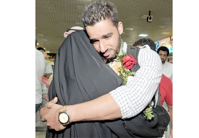 عادل وحسين لدى لقائهما ذويهما في البحرين عقب عودتهما - تصوير : عقيل الفردان