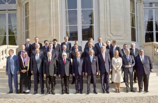 صورة جماعيةللمشاركين في مؤتمر باريس أمام وزارة الخارجية الفرنسية - afp
