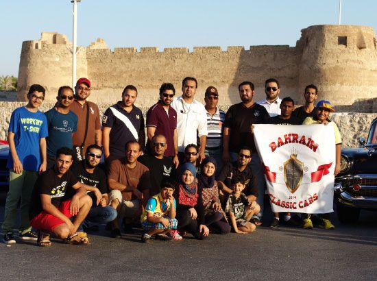 المشاركون في فعالية تجمع السيارات البحرينية الكلاسيكية