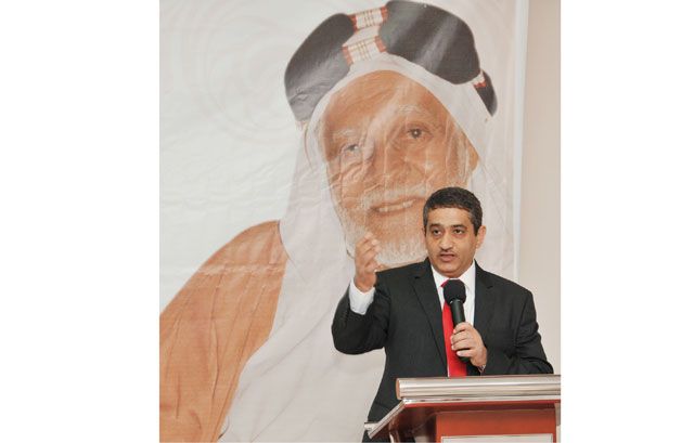 منصور الجمري أثناء كلمته الافتتاحية في فعالية الاحتفاء بالمؤرخ الملا محمد علي الناصري