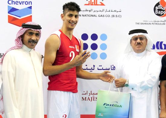 عبدالرحيم الدلاور يقدم جائزة أفضل لاعب لمحمد عنان