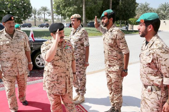 العاهل لدى زيارته القيادة العامة لقوة دفاع البحرين - بنا