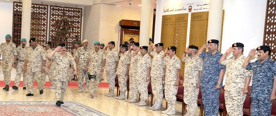 العاهل خلال زيارته للقيادة العامة لقوة دفاع البحرين - بنا