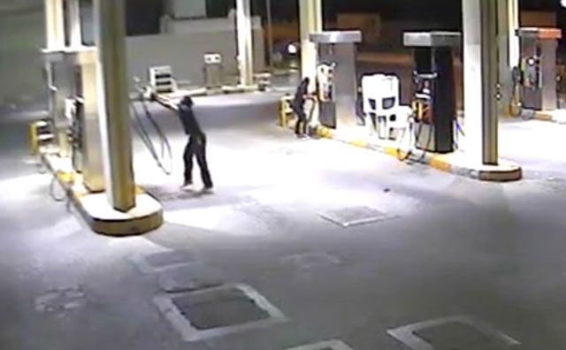 صورة من مقطع فيديو تداولته مواقع التواصل الاجتماعي تظهر أشخاصاً يعبثون بخراطيم الوقود
