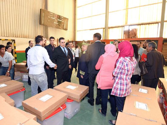 رئيس الوزراء التونسي يقف على جاهزية الاستعدادات للانتخابات-afp