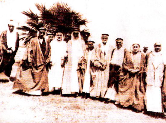 الحاج عبدالله الجشِّي مع مجموعة من وجهاء القطيف