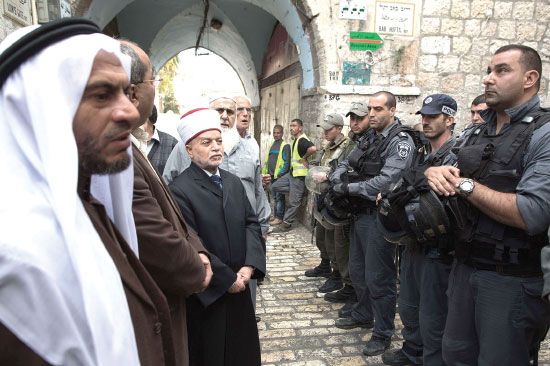 الشرطة الإسرائيلية تمنع مفتي القدس محمد حسين من الدخول إلى المسجد الأقصى - afp