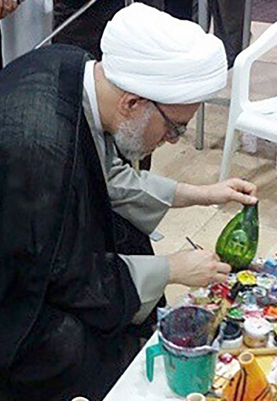 الشيخ ناصر العصفور مشاركاً الفنانين في الرسم على الزجاج بالمرسم الحسيني