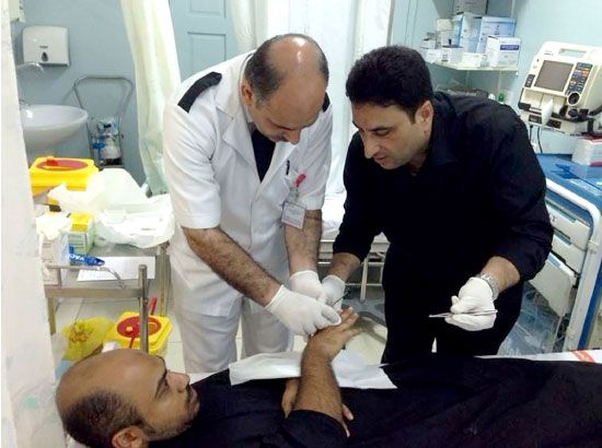 الكوادر الطبية في عيادة الإمام الحسين في المنامة تباشر معاينة المرضى