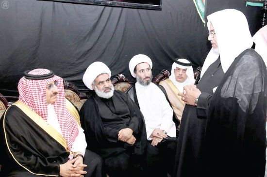  وزير الداخلية السعودي يزور حسينية المصطفى وينقل تعازي القيادة لذوي المتوفين بحادثة الدالوة الإرهابية بالإحساء (واس)