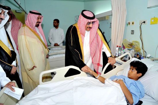 وزير الداخلية السعودي يعود أحد المصابين بحادثة حسينية الإحساء