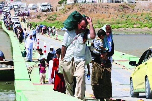 عراقيون ينزحون من الموصل الصورة من مجلس الأقليات العراقية