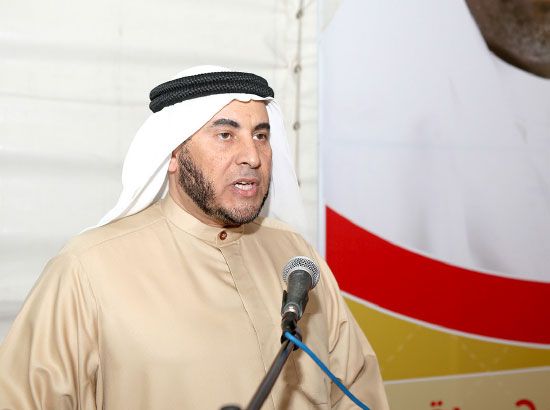 علي أحمد متحدثاً خلال افتتاح خيمة سالم رجب