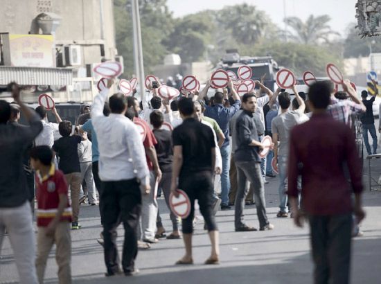 متظاهرون في الدراز يحملون شعارات تدعو لمقاطعة الانتخابات-afp