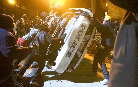 محتجون في فرغسون يقلبون سيارة شرطة مساء الثلثاء - reuters