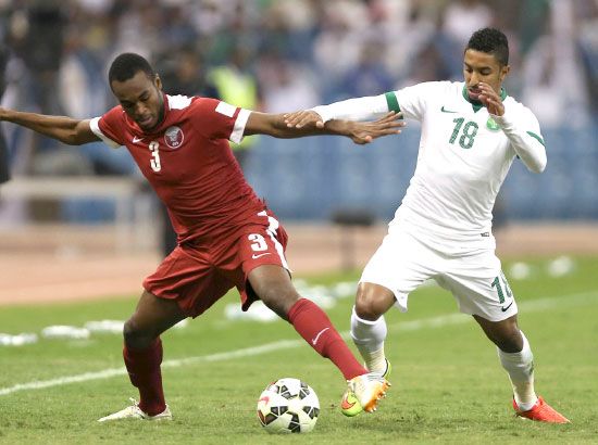 صراع على الكرة بين لاعبي قطر والسعودية