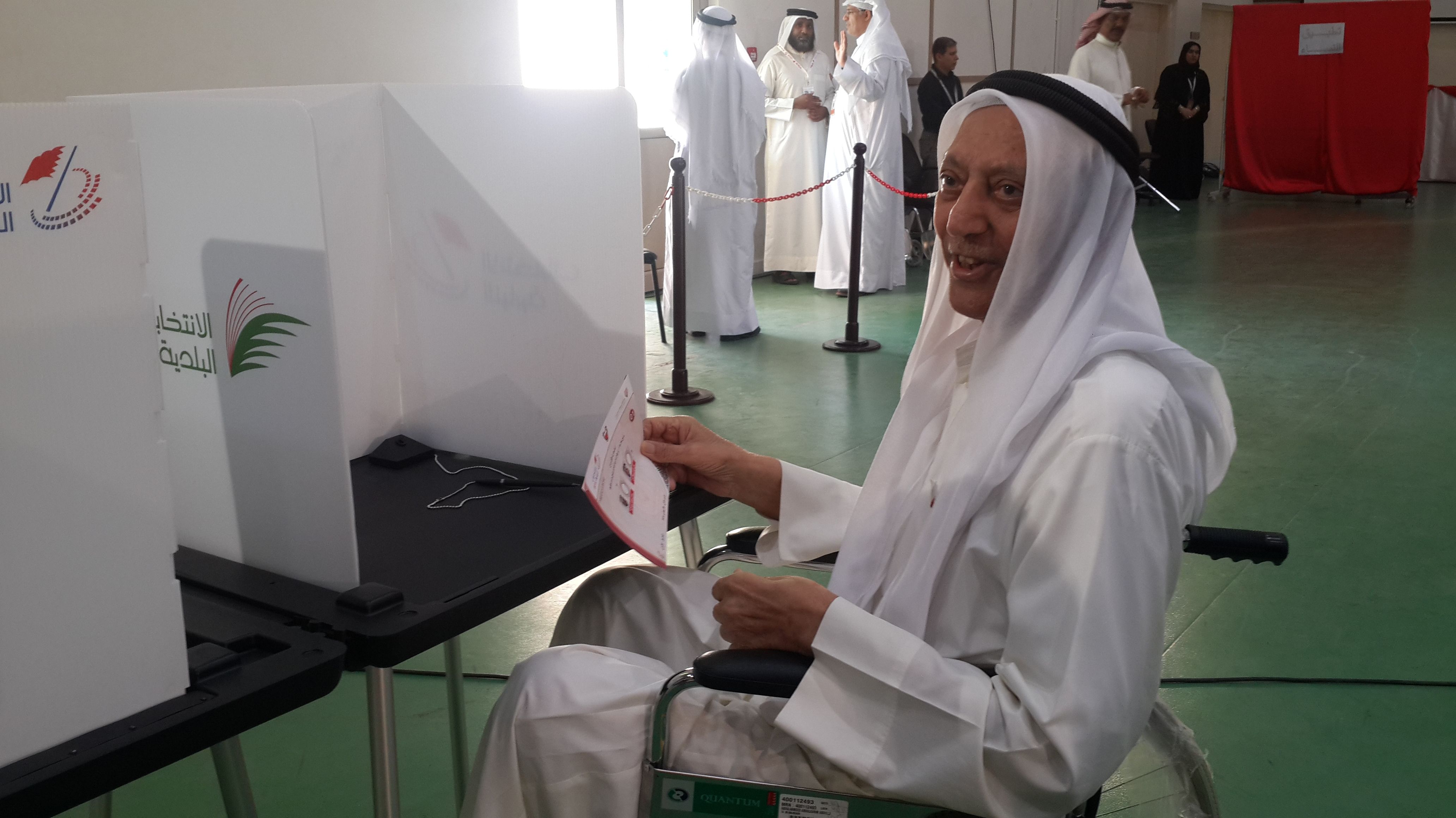 رجل كبير في السن يشارك في العملية الانتخابية اليوم في اولي المحرق 