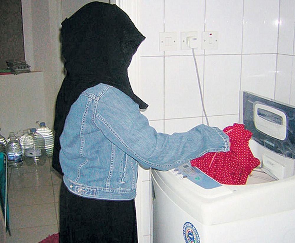 السعودية: مواطنات يخدمن بالمنازل سعياً للرزق وحنيناً لذكريات الأمهات   دولية - صحيفة الوسط البحرينية - مملكة البحرين