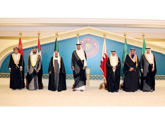 قادة دول مجلس التعاون الخليجي في صورة جماعية أثناء مشاركتهم في قمة الدوحة يوم أمس - بنا
