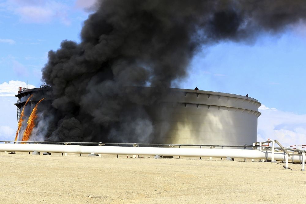 ارتفاع اسعار النفط في آسيا بعد حريق في خزان ليبيا   دولية - صحيفة الوسط البحرينية - مملكة البحرين