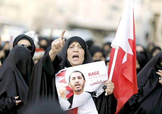 محتجون على اعتقال الأمين<br />العام لجمعية «الوفاق» في<br />البلاد القديم - REUTERS