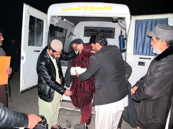 مسعفون ينقلون سيدة إلى أحد المستشفيات بعد سقوط قذيفة على حفل زفاف في أفغانستان- afp