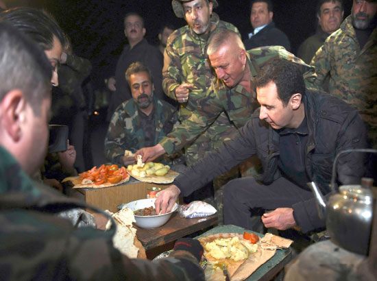 الأسد خلال زيارته للجنود في جوبر - reuters