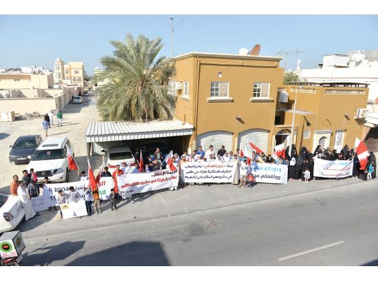 وقفة احتجاجية نفذها عدد من رجال ونساء عراد أمام منزل النائب علي المقلة - أحمد آل حيدر