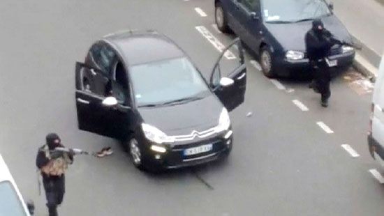 المسلحون يفرون بعد الهجوم على مقر الصحيفة الفرنسية - reuters