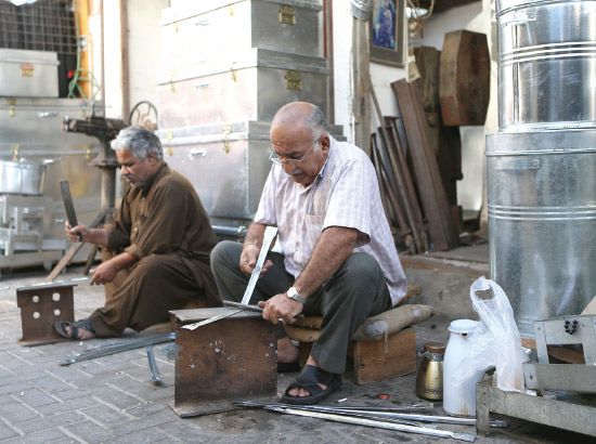 مهنة التناكة مازالت موجودة في سوق المنامة