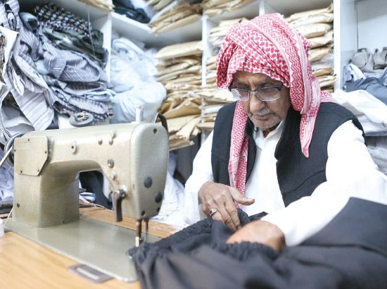 فتح الله عبدالرحمن جناحي امتهن الخياطة في سوق المنامة
