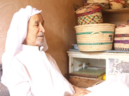الحاج علي موسى يبيع السلال في محله بقرية كرباباد