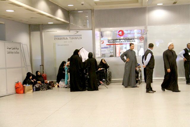 جرحى الحادث في مطار الكويت للمغادرة إلى البحرين - تصوير : محمد المخرق