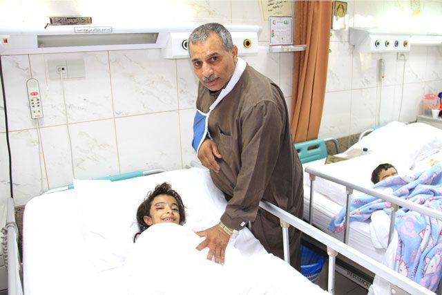 أطفال ضمن المصابين المتبقين بمستشفى الجهراء أمس - تصوير : محمد المخرق