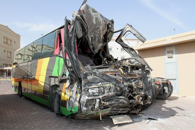 الحافلة البحرينية بعد سحبها من موقع الحادث