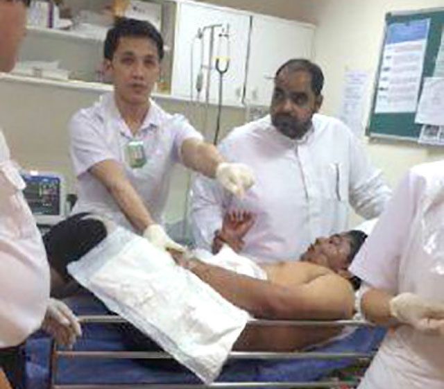 الشاب محمد السواد أثناء تلقيه العلاج بالمستشفى