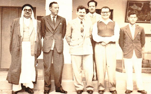 صورة للفقيد العريض في المدرسة الثانوية للبنين بالمنامة 1954- 1955 ويظهر في الصورة الأستاذ أحمد العمران مدير المعارف حينذاك