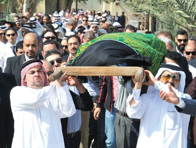 جموعُ شاركت في تشييع ومواراة جثمان الفقيد في مقبرة المنامة